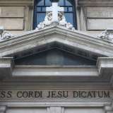 Sull'architrave � invece posta la scritta latina S.S. Cordi Jesu Dicatum